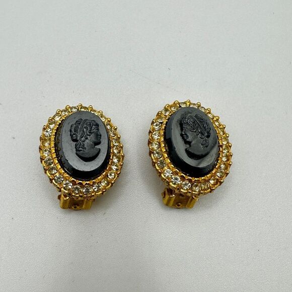 Vintage 21x26mm black mirrored cameo clip-on earrings in gold tone metal! - Picture 5 of 13